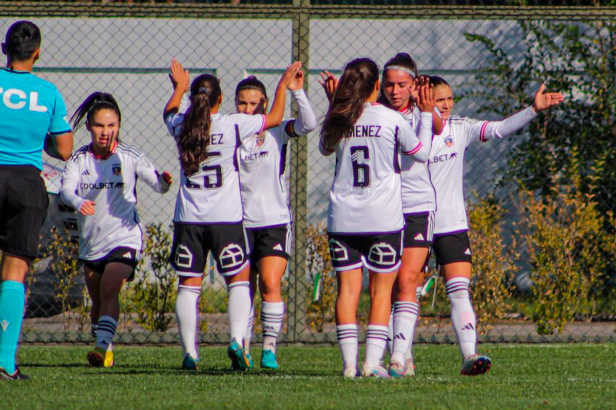Jugadores de Colo-Colo Femenino celebran un gol en la victoria 4-0 ante Fernández Vial en el Estadio Municipal de Hualqui.