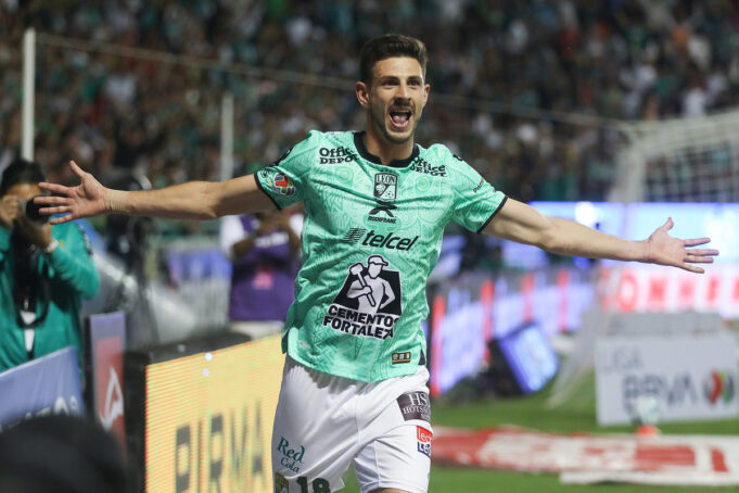 Lucas Di Yorio celebrando un gol por Club León.