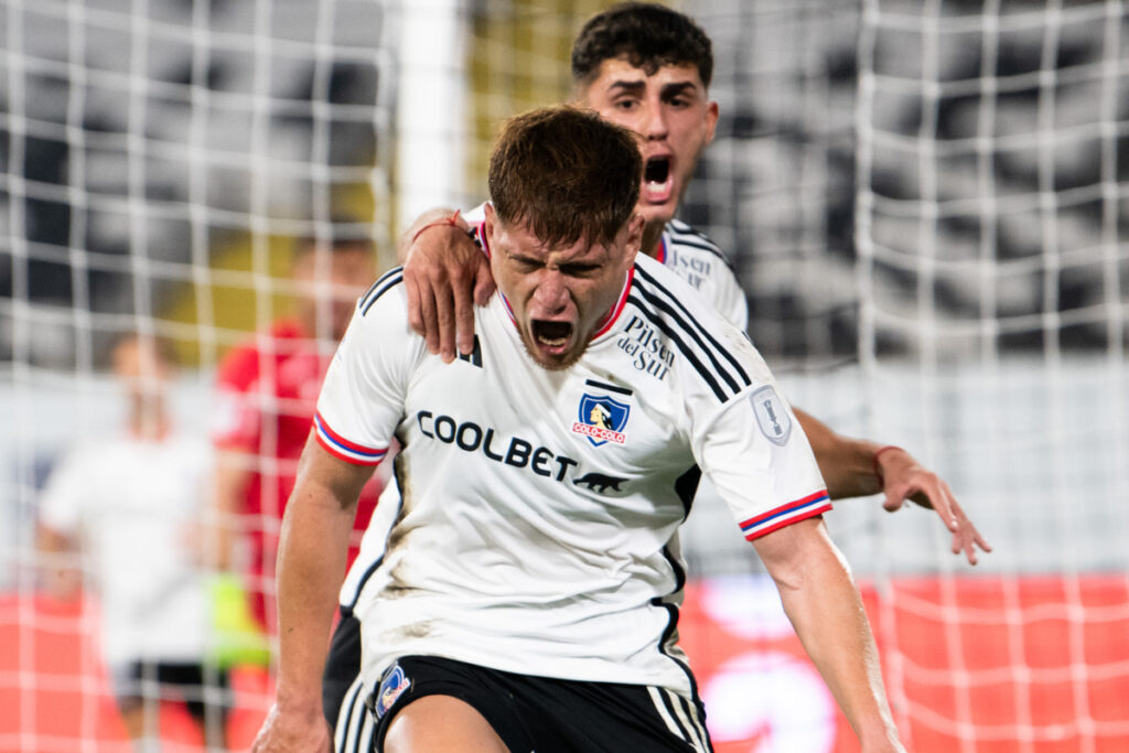 Leonardo Gil celebrando la apertura del marcador en el partido entre Colo-Colo y Audax Italiano.