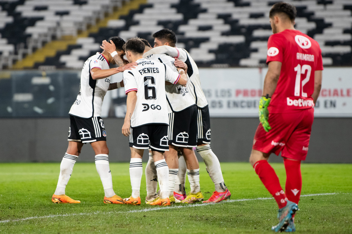 Plantel de Colo-Colo celebrando un gol frente a Audax Italiano.