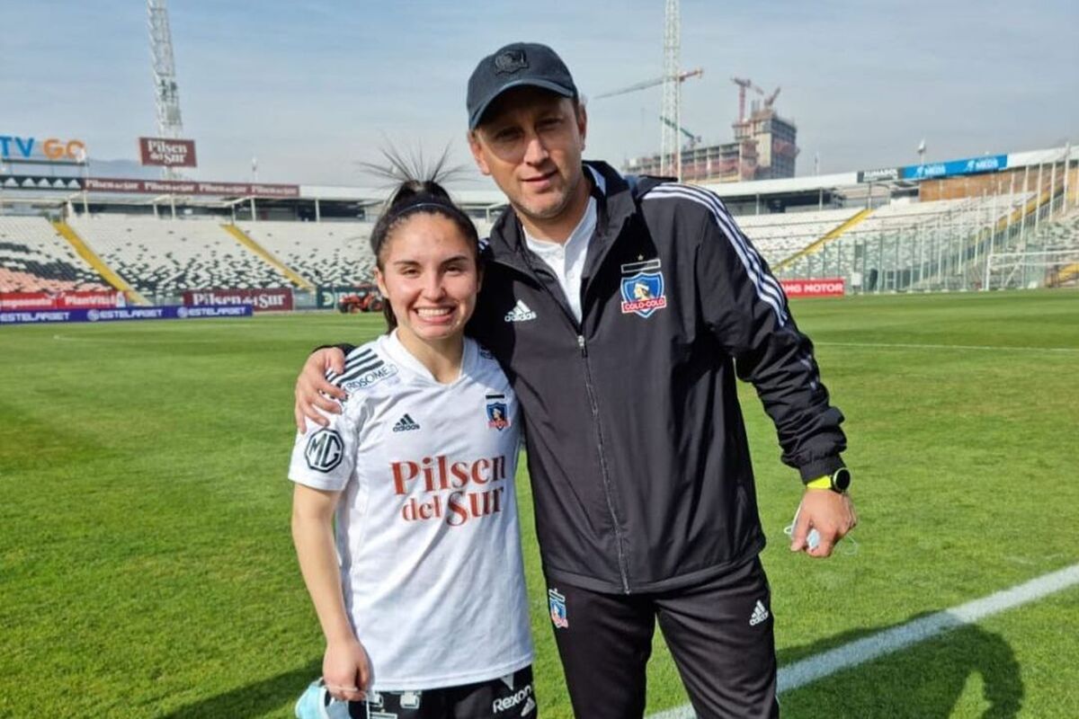 Javiera Grez junto a Luis Mena tras un partido de Colo-Colo Femenino.