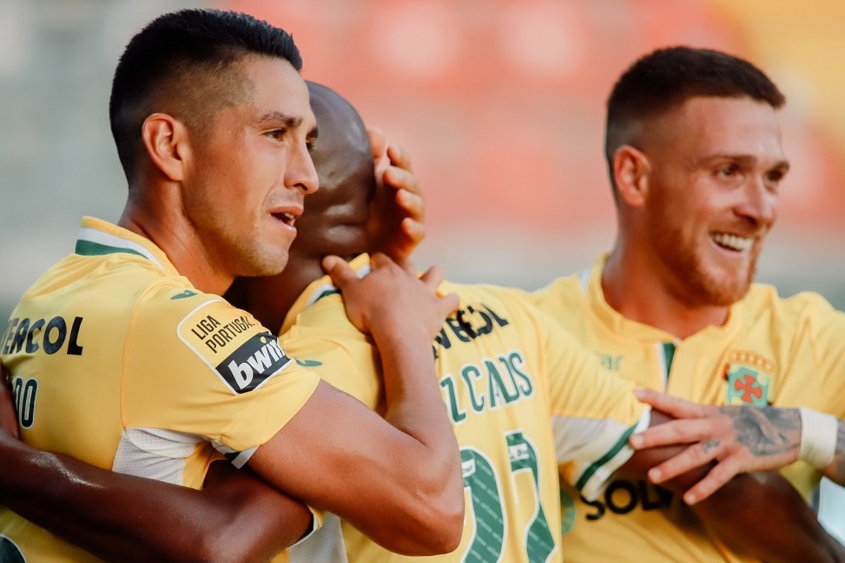 Juan Delgado abrazando a uno de sus compañeros durante un partido del Paços de Ferreira.