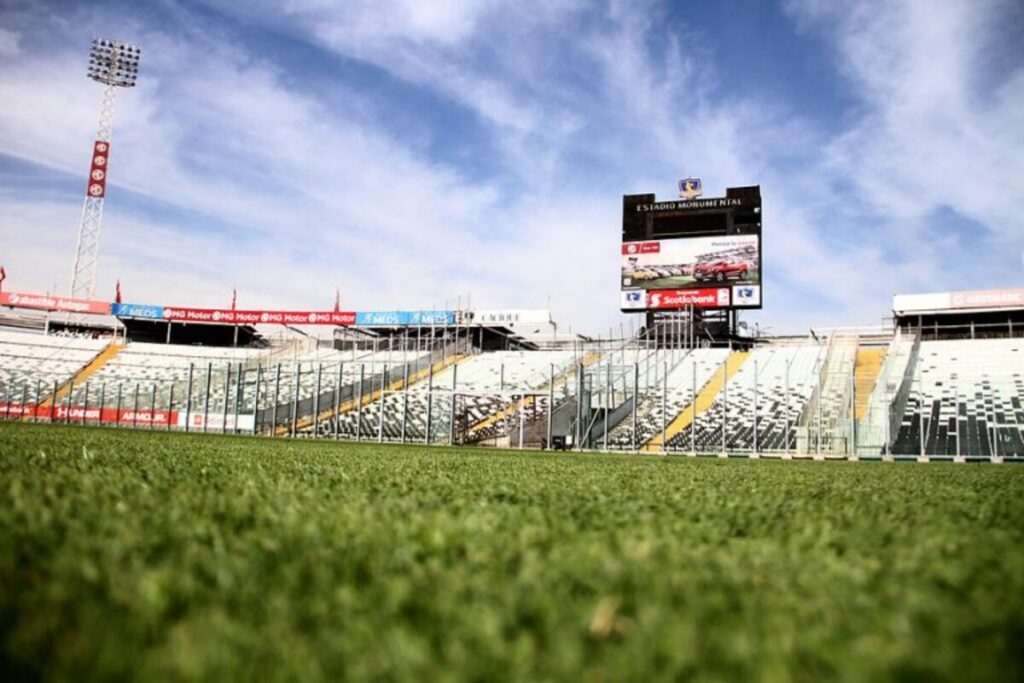 Cancha principal del Estadio Monumental durante la temporada 2023 con vista al sector sur.