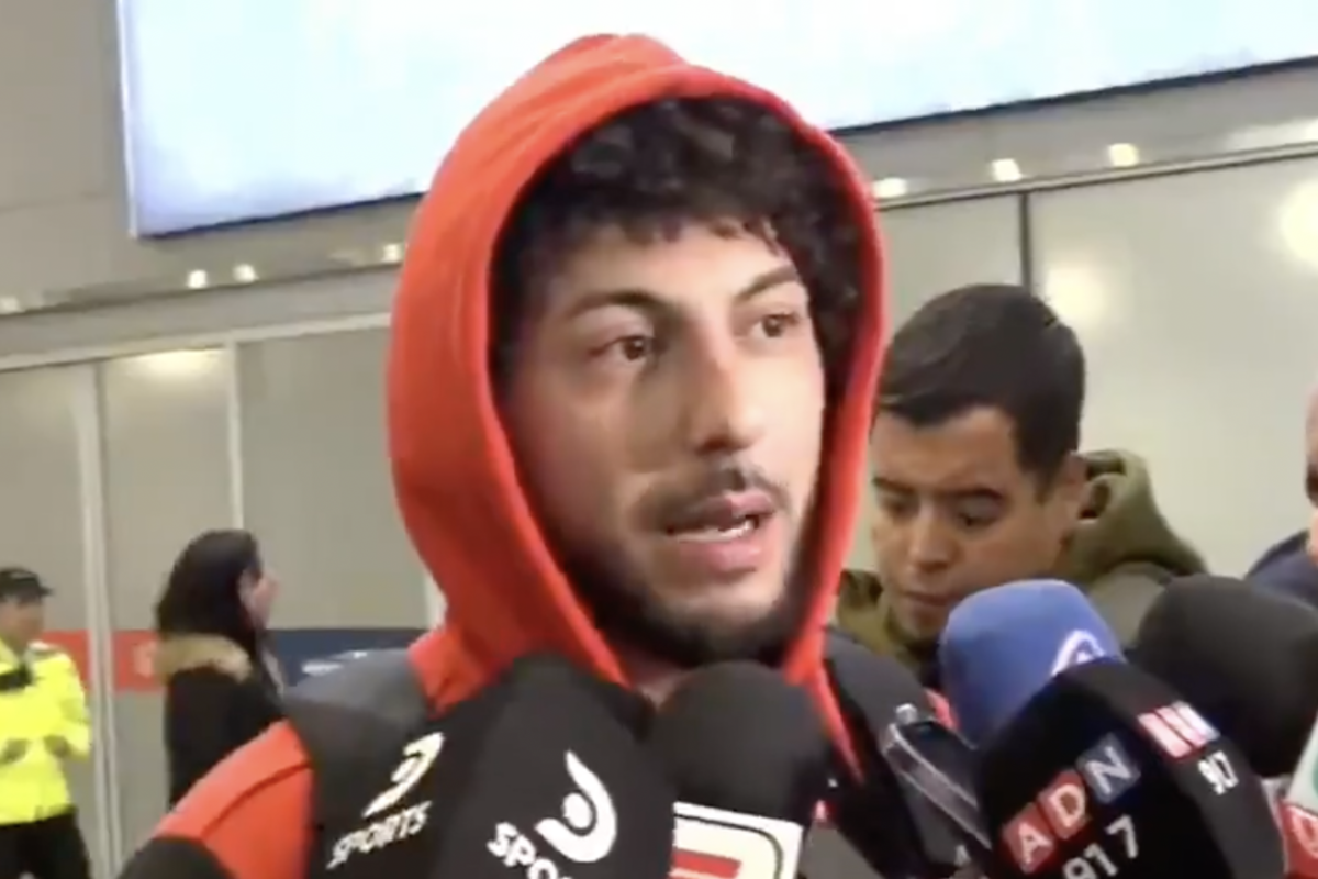 Maximiliano Falcón hablando con la prensa tras volver a Chile con el plantel de Colo-Colo.