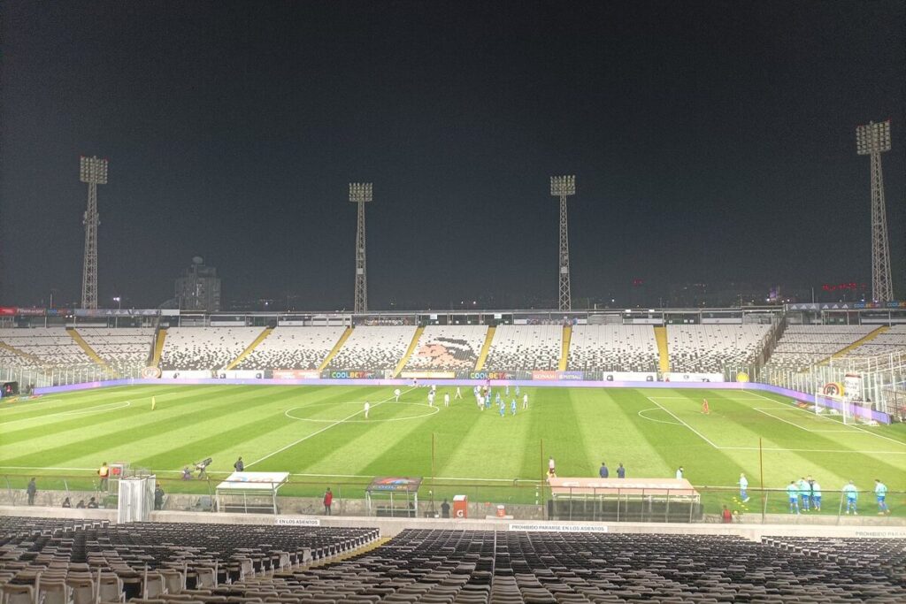 Las torres de iluminación del Estadio Monumental se apagaron repentinamente.