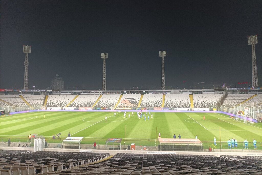 Las torres de iluminación del Estadio Monumental se apagaron repentinamente.