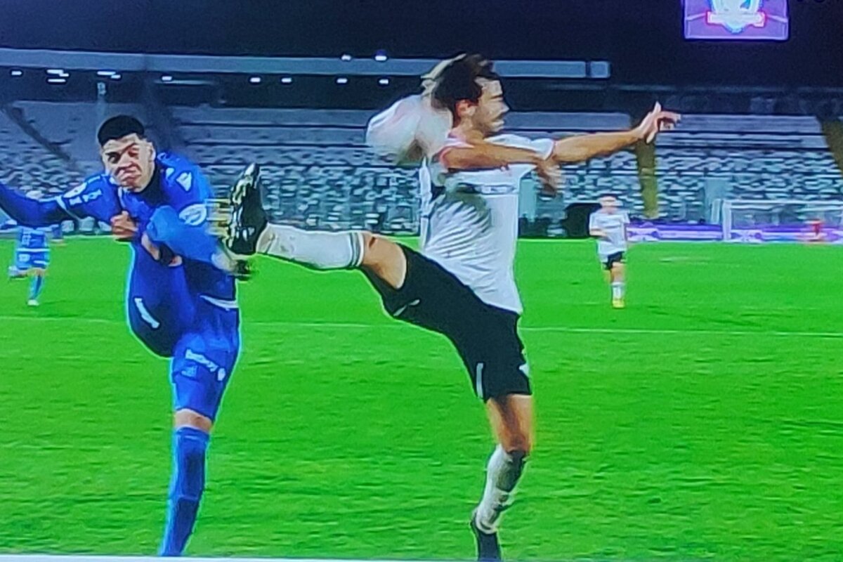 Polémica jugada en el partido entre Colo-Colo y Audax Italiano.