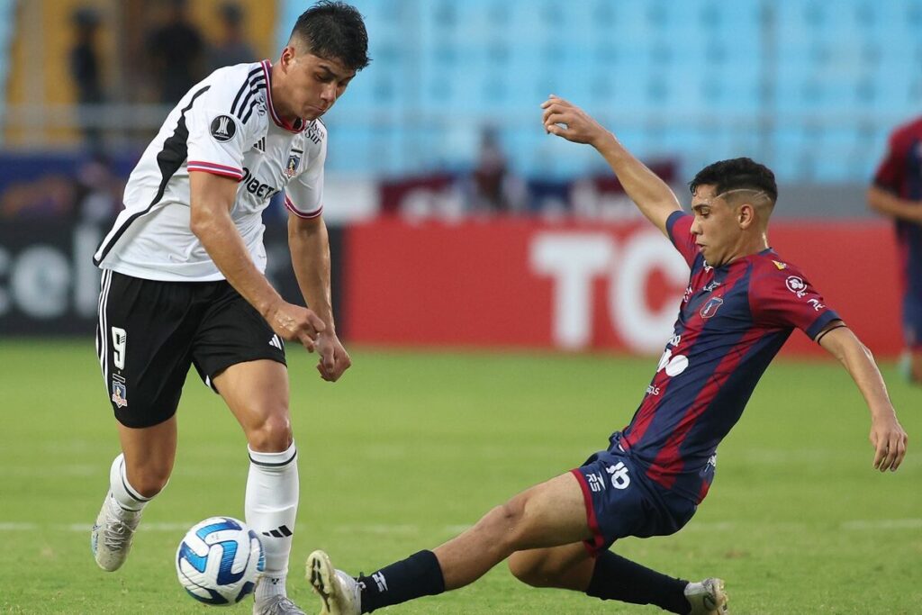 Damián Pizarro enfrentando a un rival en el partido entre Monagas y Colo-Colo por Copa Libertadores.