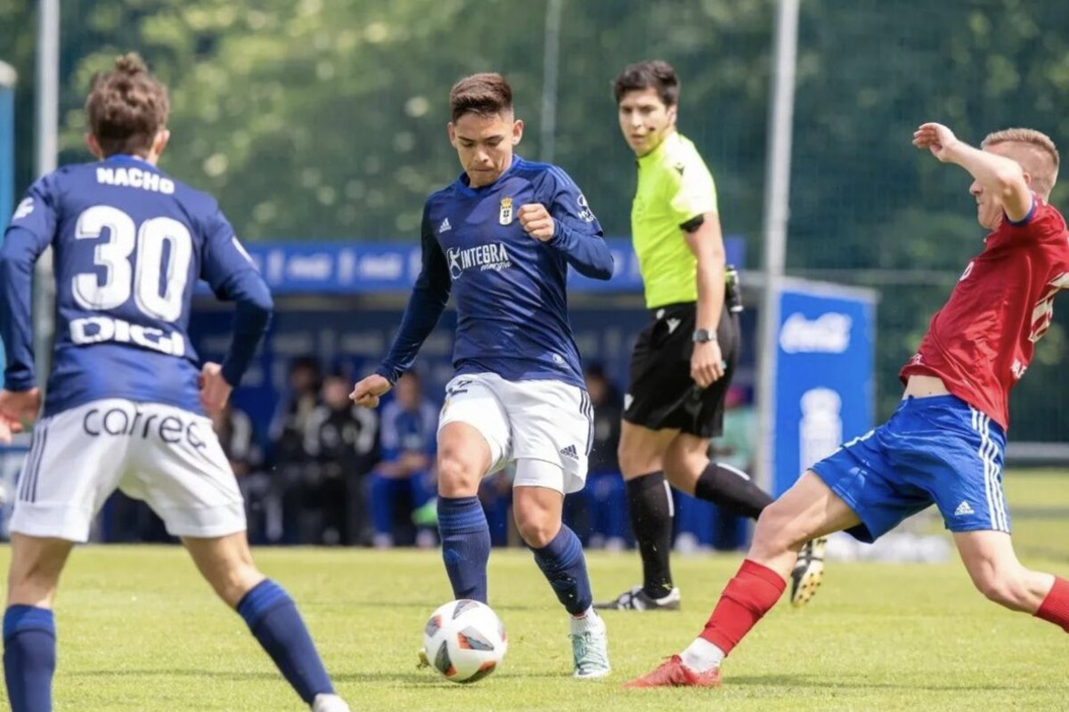 Joan Cruz jugando un partido por el Real Oviedo Vetusta.