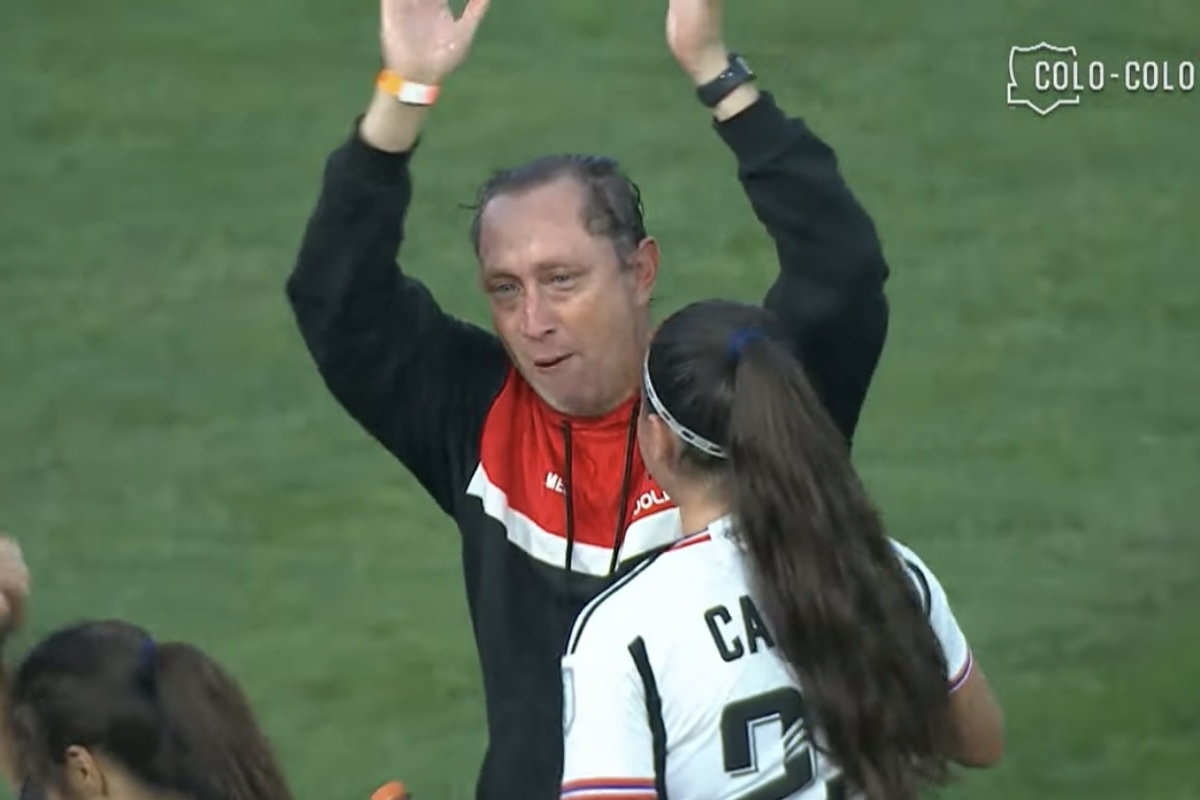 Captura de pantalla del momento en que Luis Mena se despide de los hinchas de Colo-Colo.