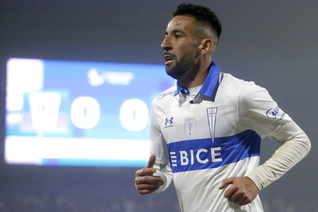 Mauricio Isla jugando un partido por Universidad Católica.