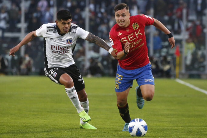 Colo-Colo y Unión Española disputando un partido por el Campeonato Nacional 2022.