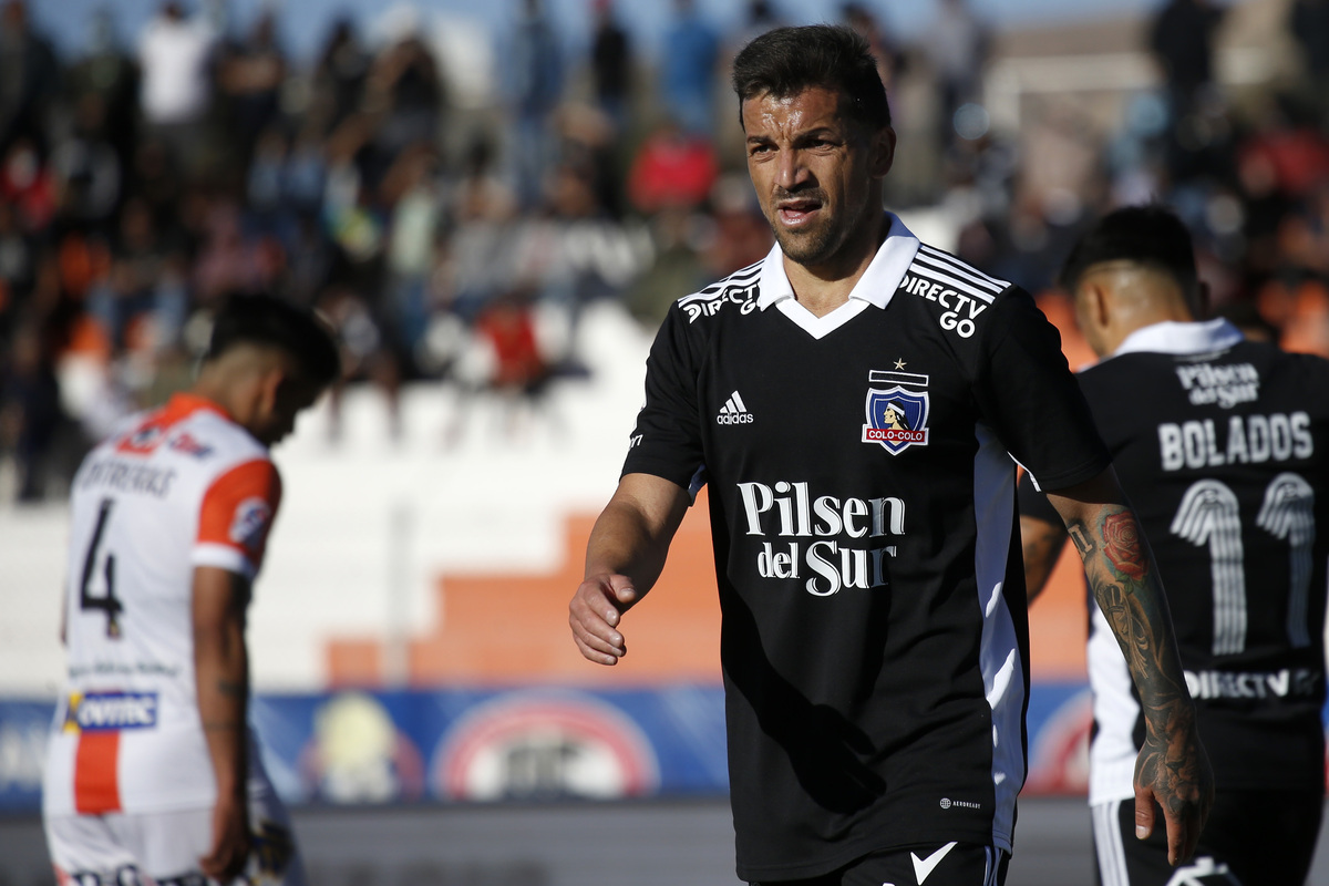 Gabriel Costa mirando seriamente durante el partido entre Cobresal y Colo-Colo en 2022.