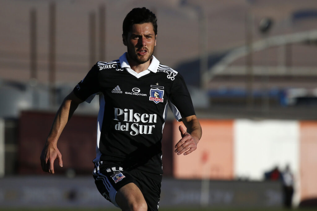 Marco Rojas corriendo en un partido de Colo Colo