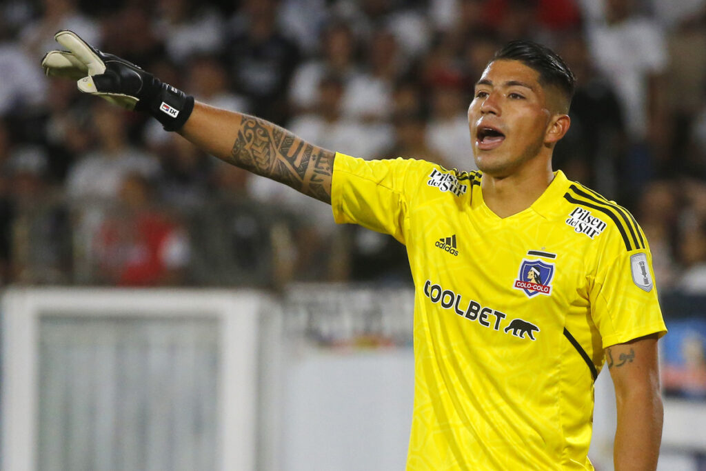 Brayan Cortés durante un partido de Colo-Colo.