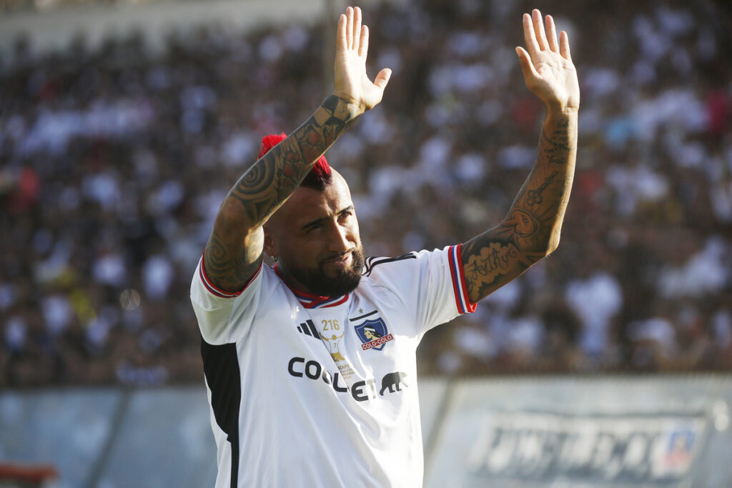 Arturo Vidal saludando a los hinchas de Colo-Colo durante la despedida de Esteban Paredes.