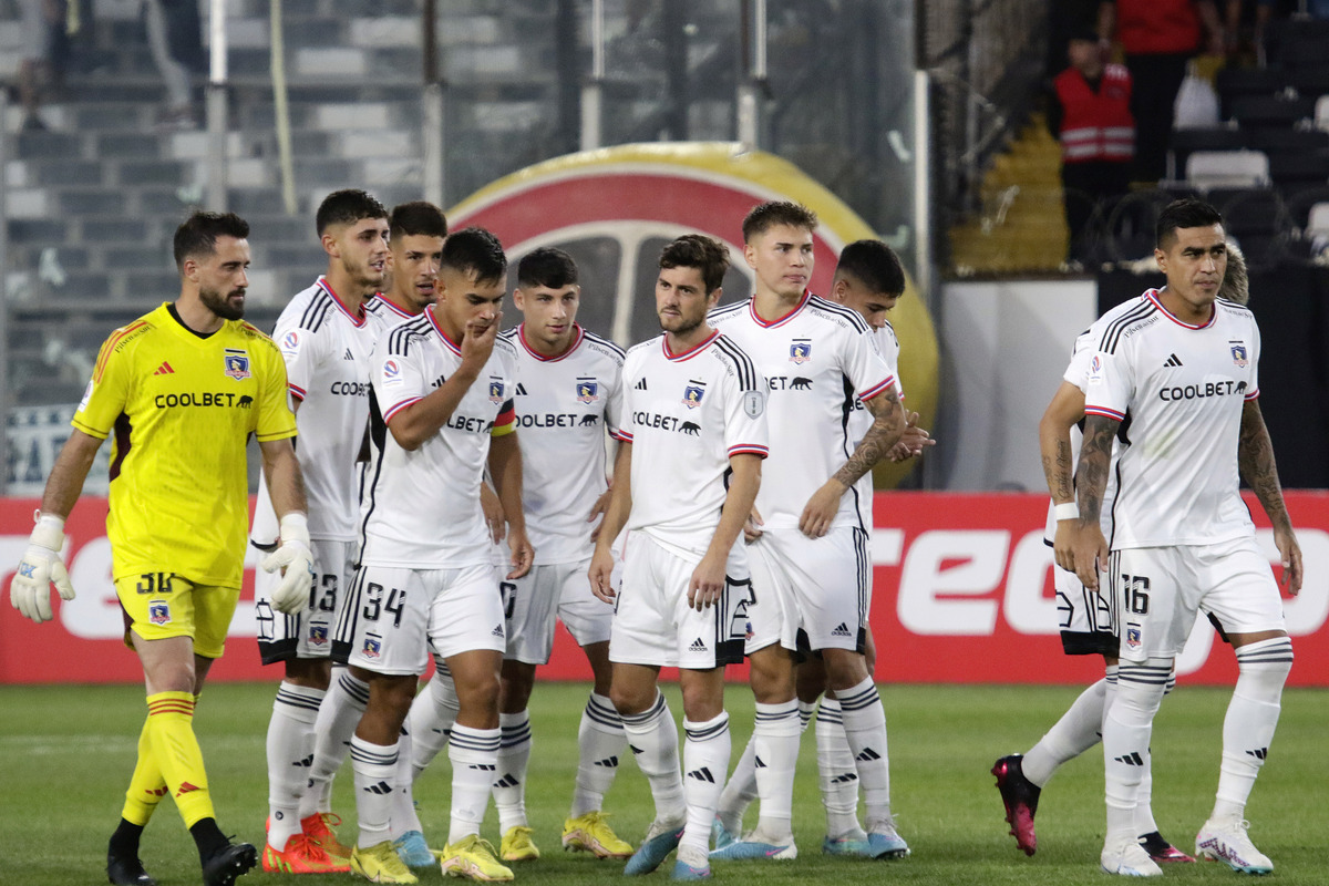 Primer equipo de Colo-Colo en la cancha del Estadio Monumental.