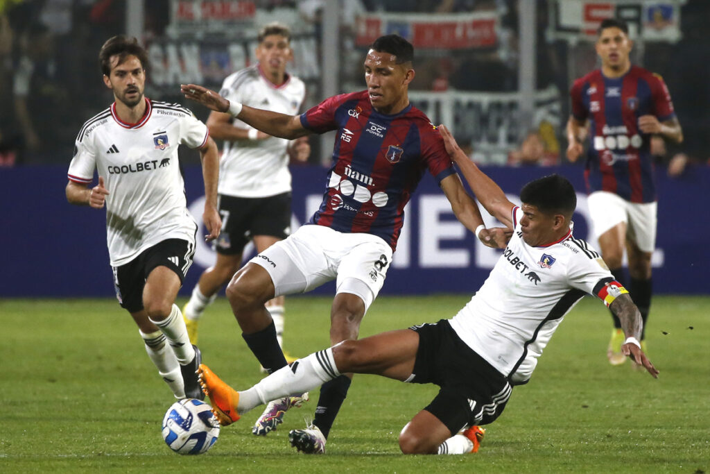 Esteban Pavez disputando un balón con un rival en el partido entre Colo-Colo y Monagas.