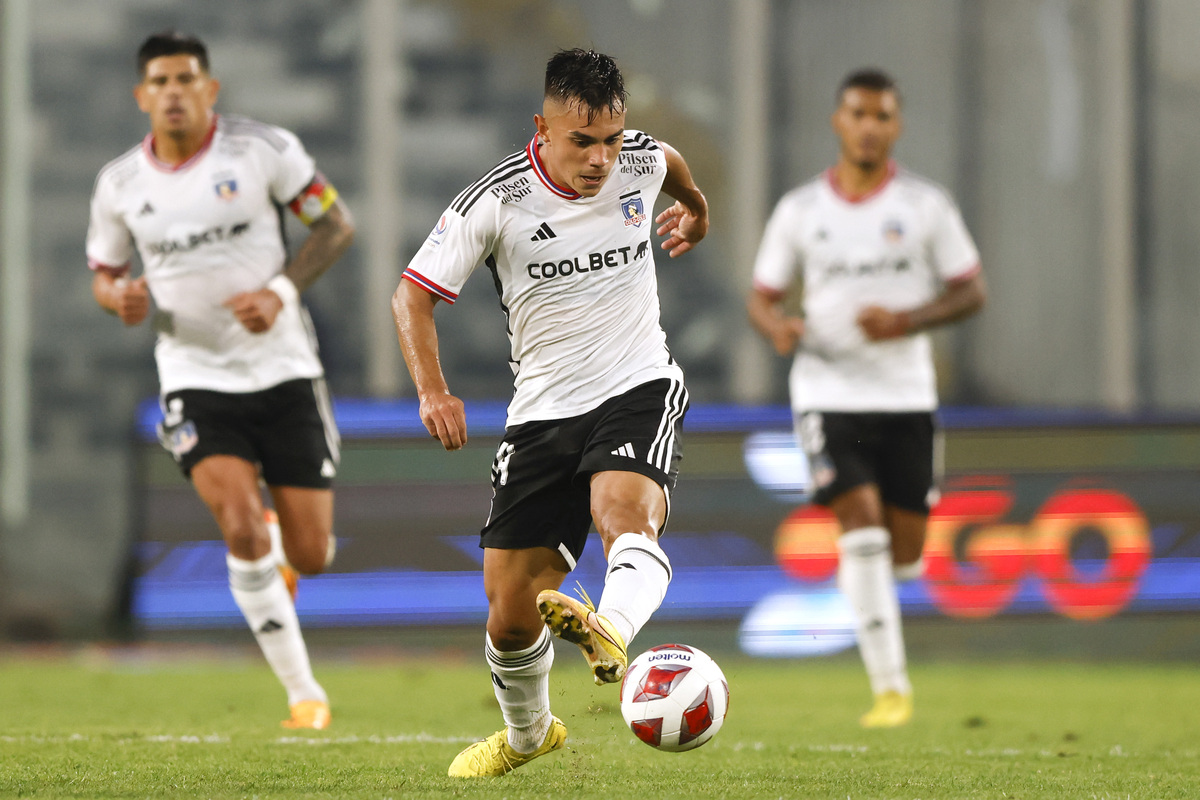 Vicente Pizarro jugando por Colo-Colo ante Palestino.