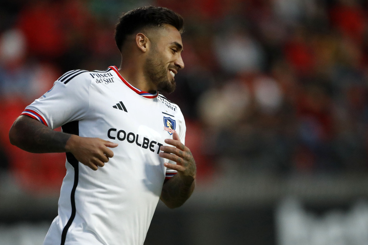 Marcos Bolados sonriendo mientras defiende la camiseta de Colo-Colo en el Campeonato Nacional 2023.