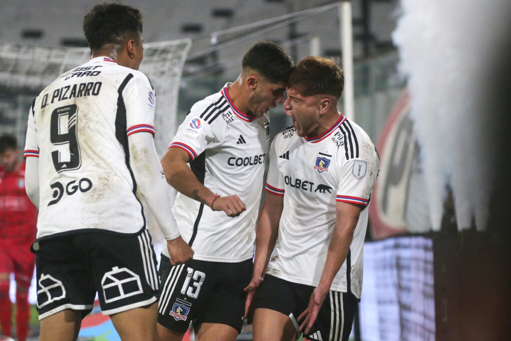 Jugadores de Colo-Colo celebrando un gol ante Audax Italiano.