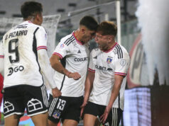 Jugadores de Colo-Colo celebrando un gol ante Audax Italiano.