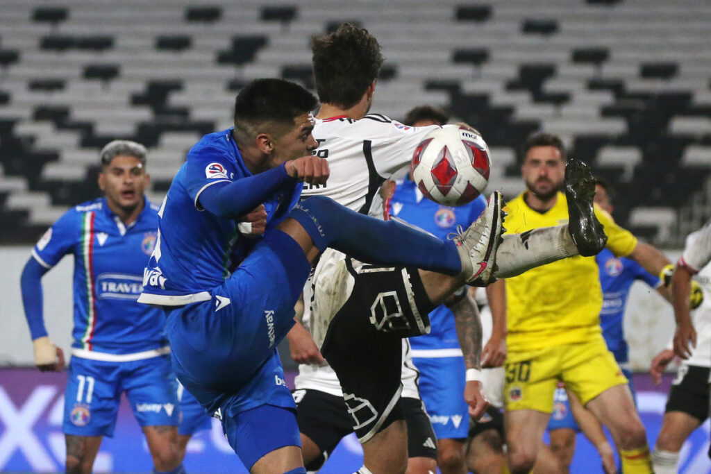 Supuesto penal no cobrado en el partido entre Colo-Colo y Audax Italiano.