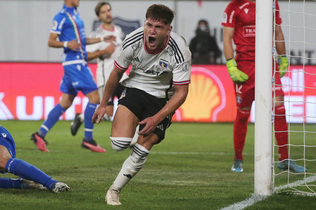 Leonardo GIl celebrando un gol frente a Audax Italiano en el Estadio Monumnetal.