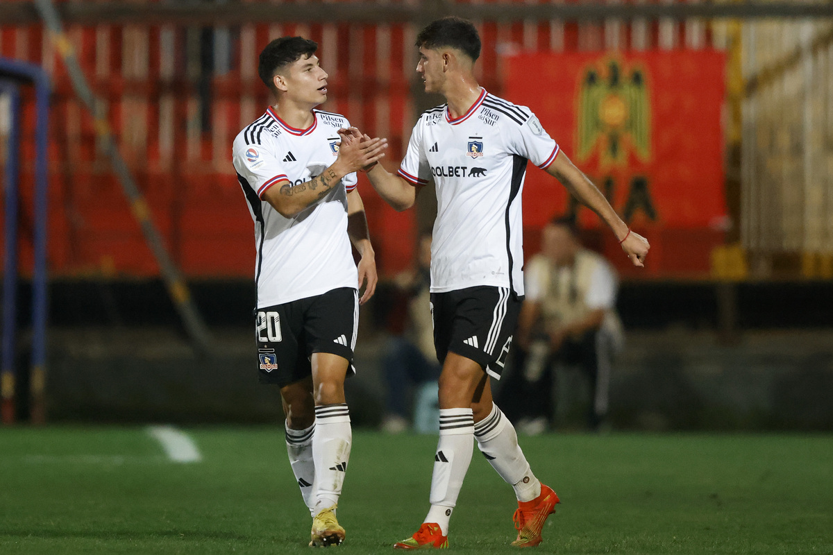 Alexander Oroz y Bruno Gutiérrez celebrando tras el gol ante Unión Española.