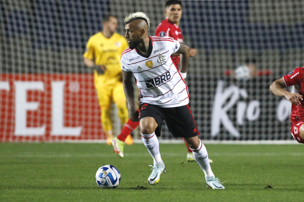 Arturo Vidal llevando el balón en el partido entre Ñublense y Flamengo por Copa Libertadores.