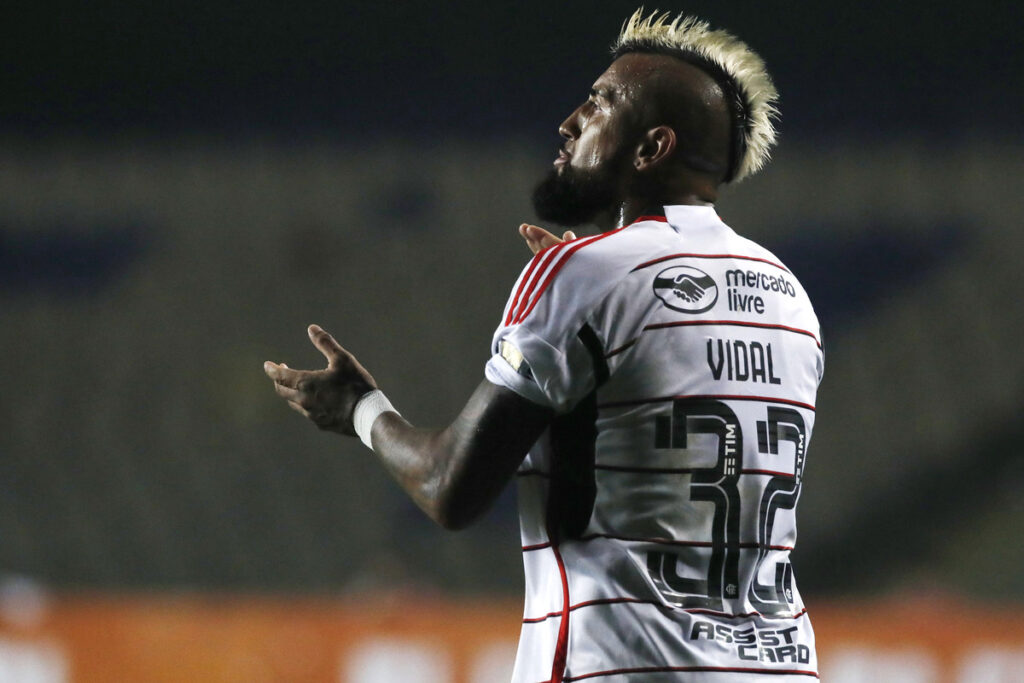 Arturo Vidal entregando instrucciones en el empate 1-1 de Flamengo con Ñublense de Chillán.