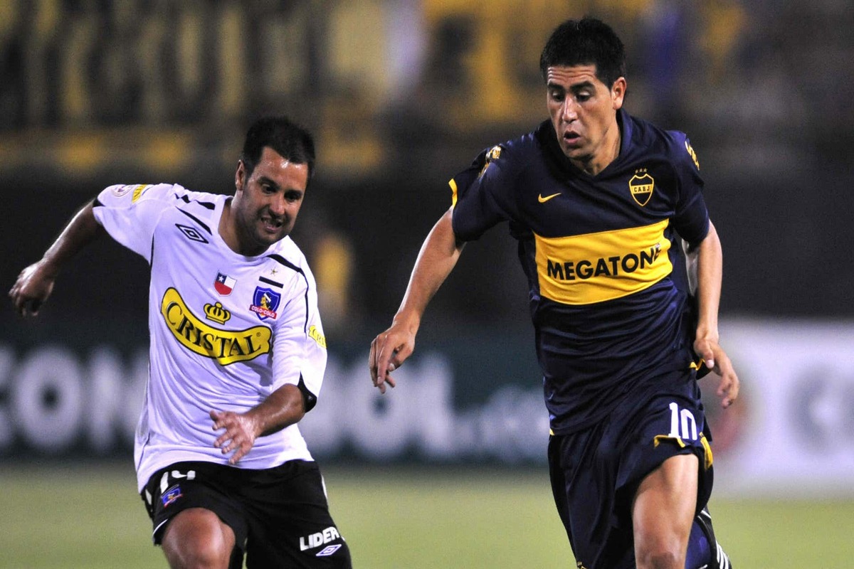 Juan Román Riquelme y Gustavo Biscayzacú disputando un balón en el duelo entre Colo-Colo y Boca Juniors en la Copa Libertadores de 2008.