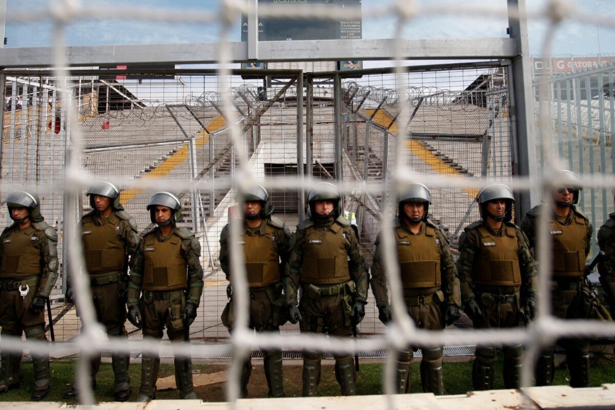 Carabineros de Chile resguardando la seguridad en el Estadio Monumental.