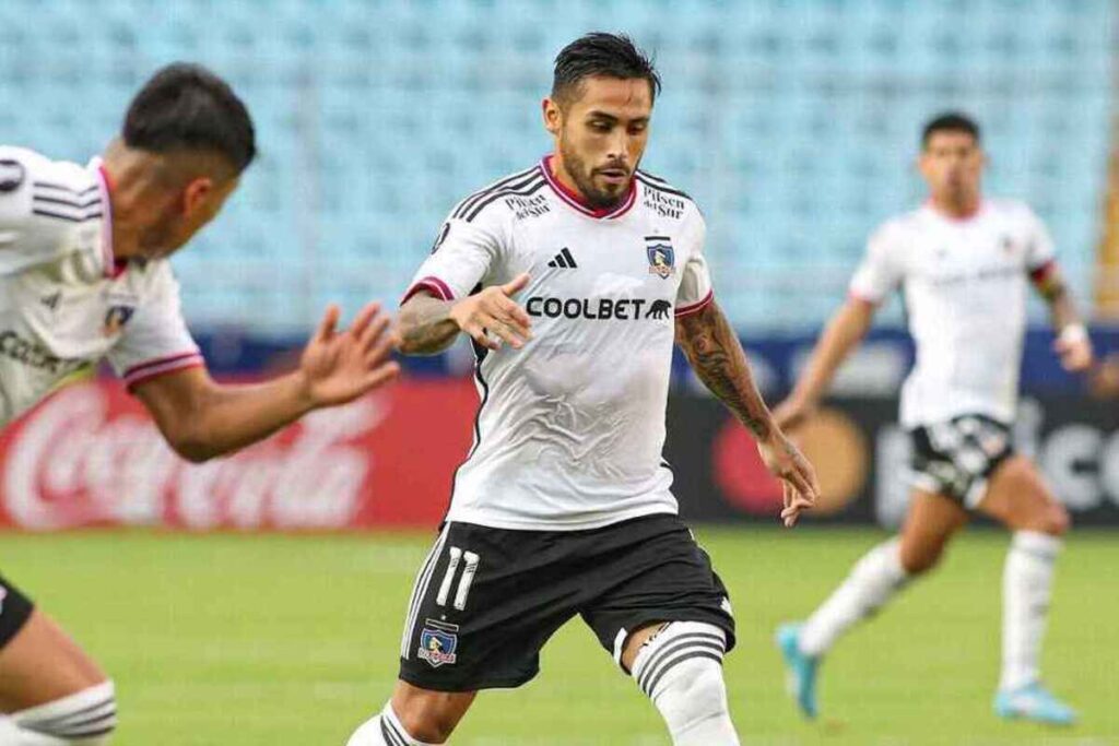 Marcos Bolados controlando el balón en el partido entre Monagas y Colo-Colo.