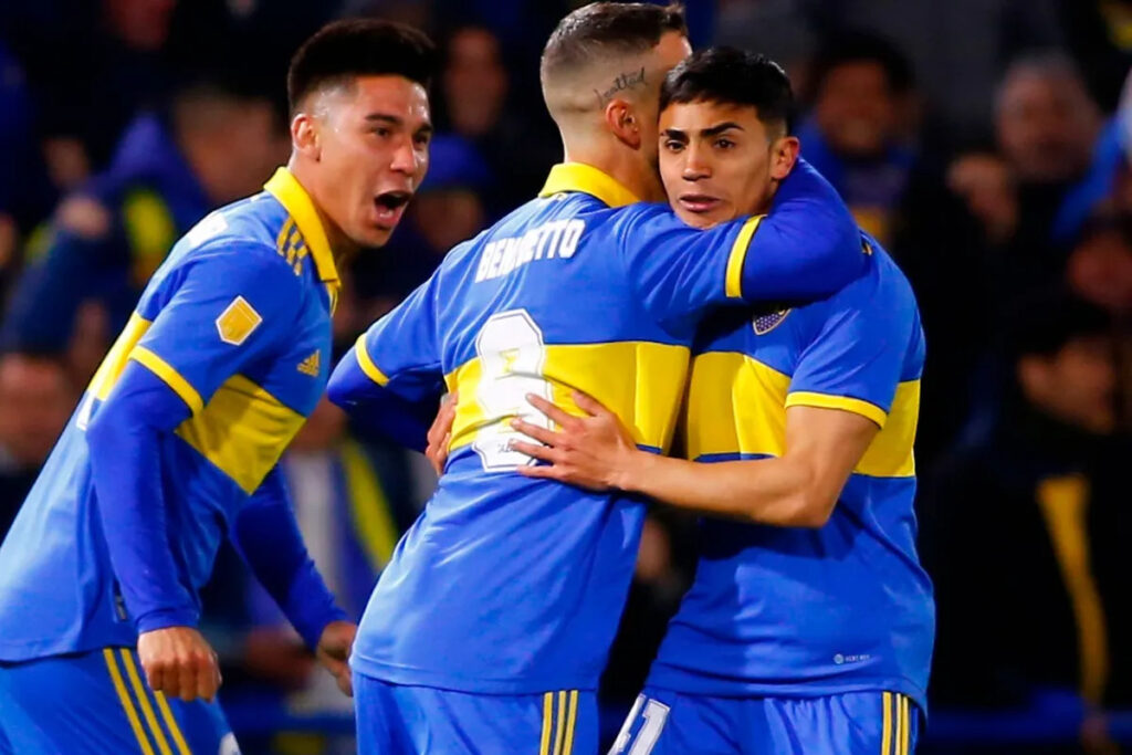 Jugadores de Boca abrazados tras un gol