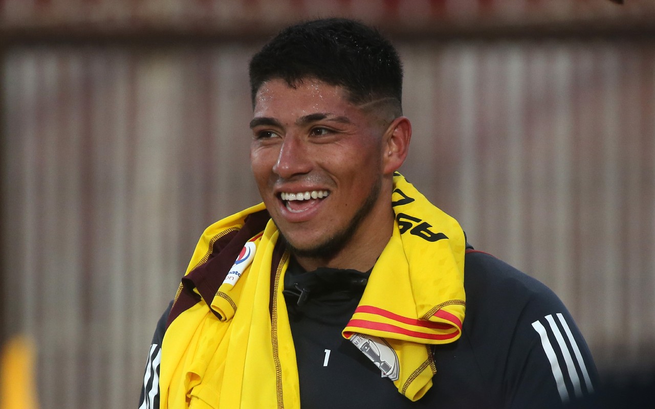 Primer plano de Brayan Cortés sonriendo con la camiseta de Colo Colo