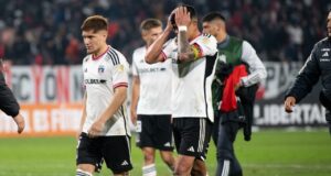 Jugadores de Colo Colo lamentándose la caída ante Boca Juniors