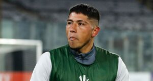Brayan Cortés caminando hacia la banca de suplentes de Colo Colo