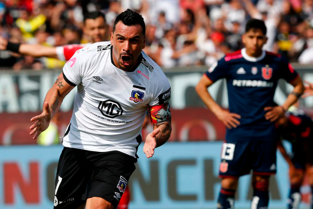 Esteban Paredes celebrando el gol 216 frente a Universidad de Chile, cuyo tanto lo convierte en el goleador histórico del fútbol chileno.