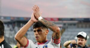 Esteban Pavez aplaudiendo tras salir de la cancha