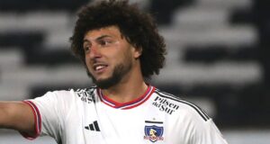 Maximiliano Falcón mirando hacia la derecha con la camiseta de Colo Colo