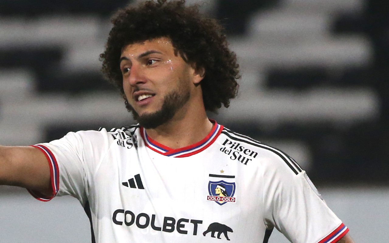 Maximiliano Falcón mirando hacia la derecha con la camiseta de Colo Colo