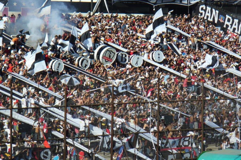 Hinchas de Colo-Colo desplegados en el sector Arica del Estadio Monumental.