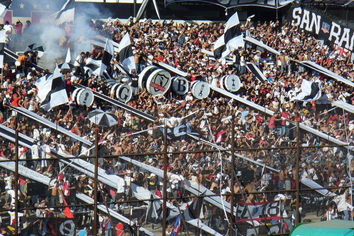 Hinchas de Colo-Colo desplegados en el sector Arica del Estadio Monumental.