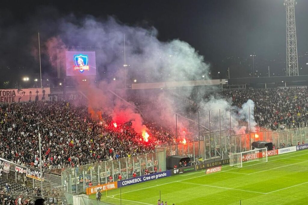 Sector Arica prende bengalas en el Estadio Monumental.