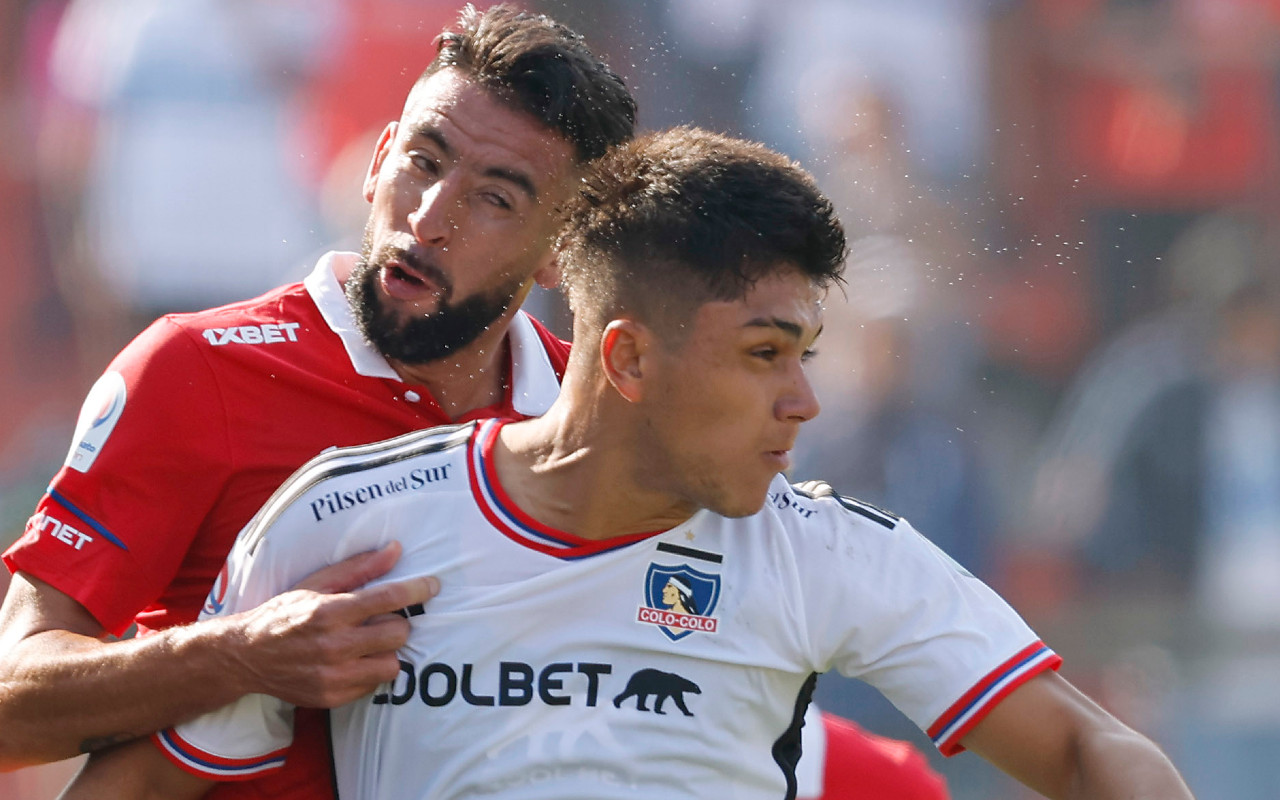 Mauricio Isla disputando el balón con el jugador de Colo Colo Damián Pizarro