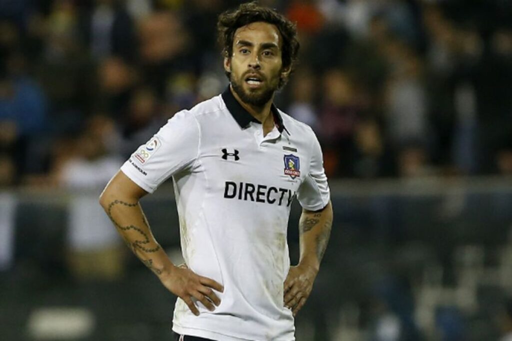 Jorge Valdivia con cara de preocupación durante su segunda etapa con Colo-Colo en el año 2017