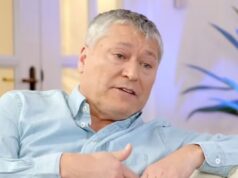 Patricio Yáñez concediendo una entrevista en un sillón con una camisa azul.