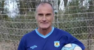Gustavo Levine con un balón de fútbol bajo el brazo