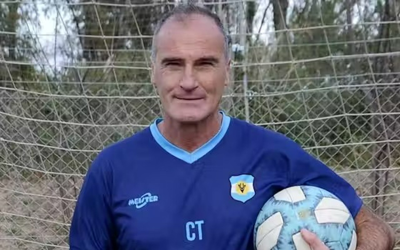 Gustavo Levine con un balón de fútbol bajo el brazo